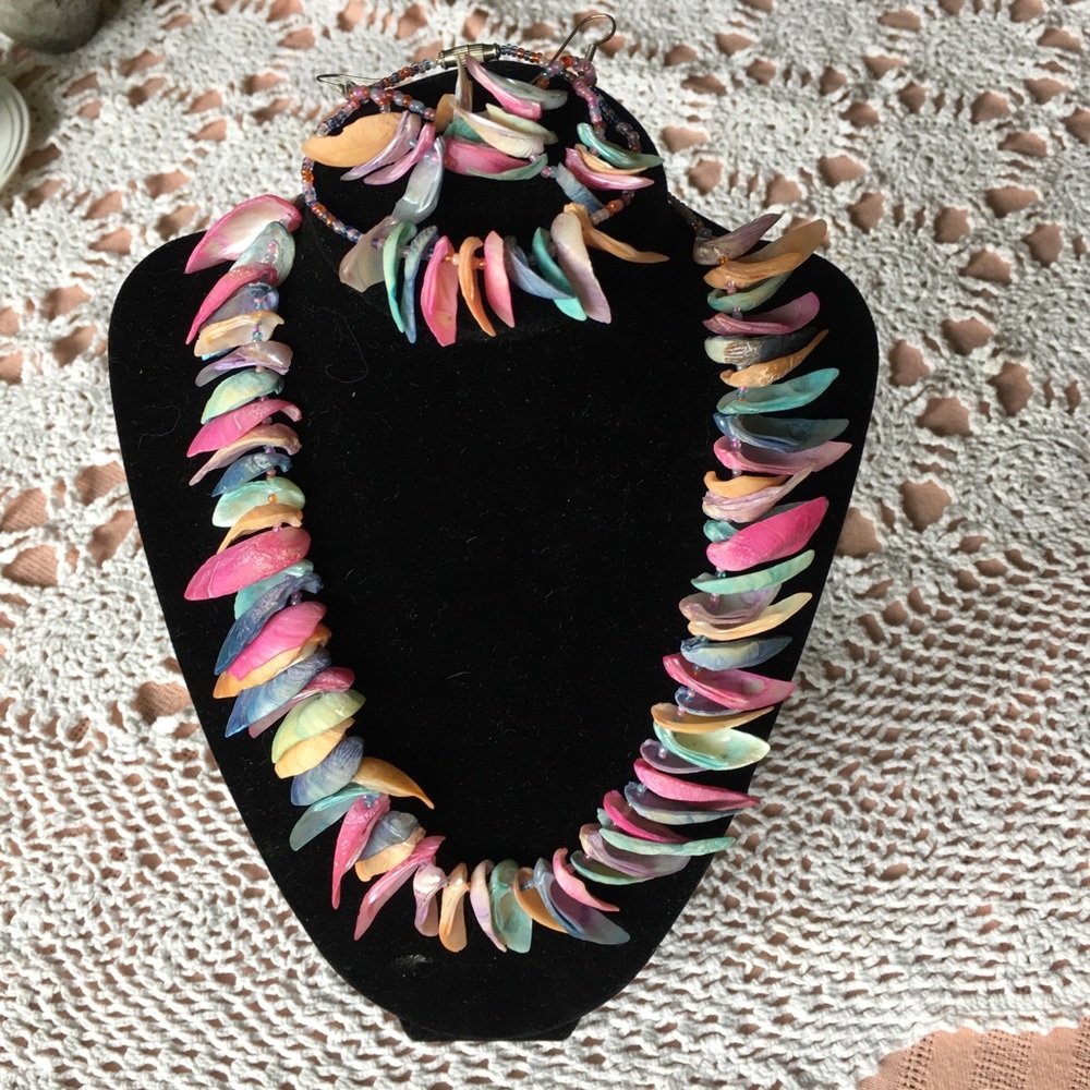 Set of shell earrings necklace and bracelet